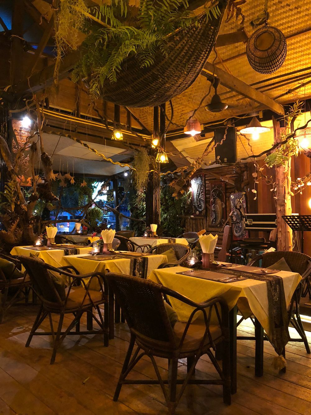 Terraza de restaurante con mesas preparadas y luz cálida